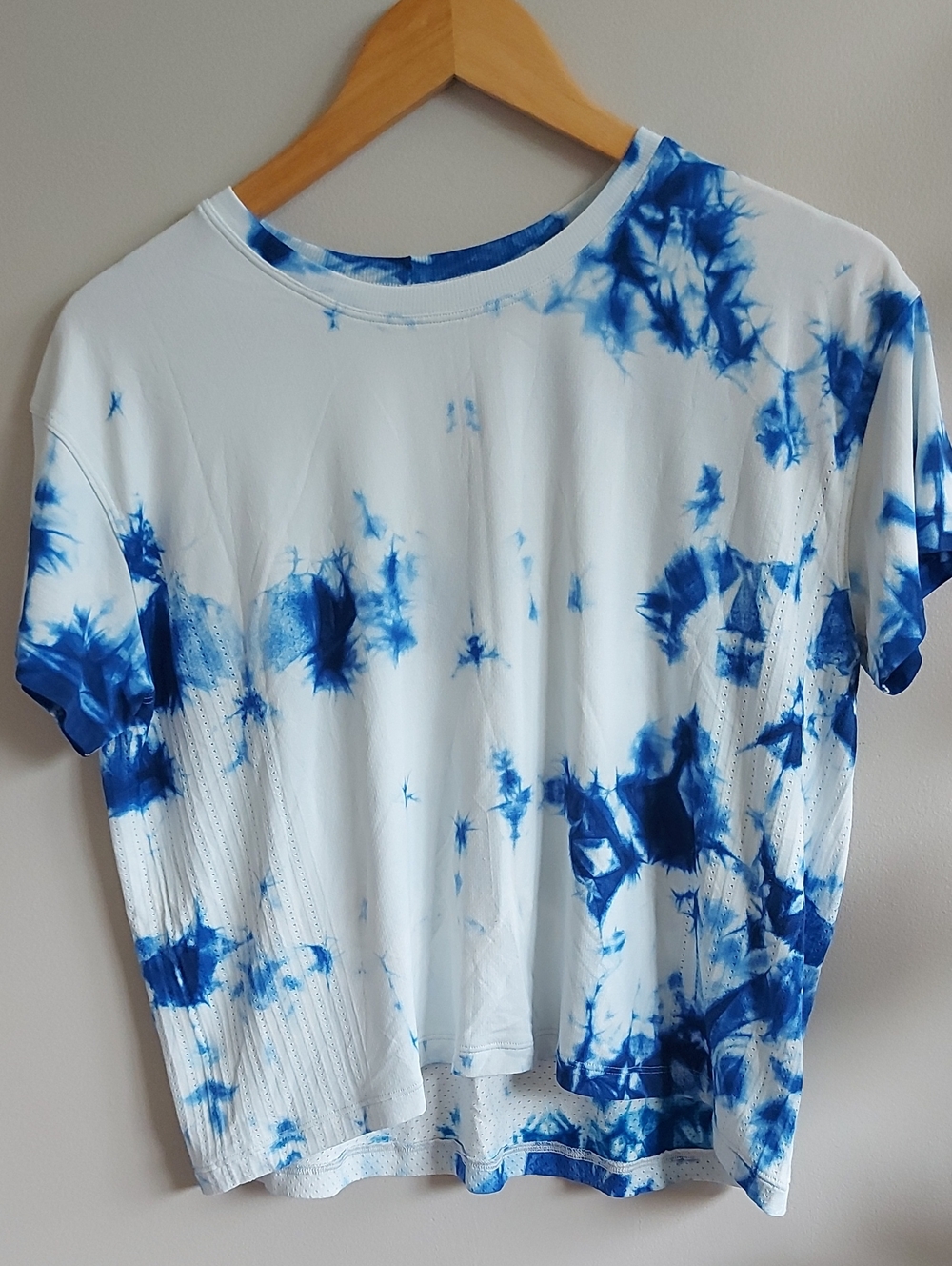 Lululemon Women's Blue Tie-Dye Short Sleeve Top - 8
